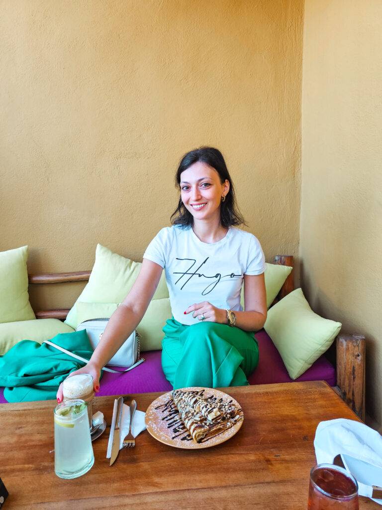 Fandouk Bazaar in Fes, coffee and cakes